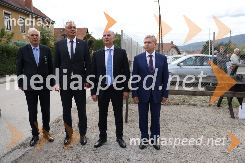  Janez  Ujčič, direktor Mednarodnega raziskovalnega centra druge svetovne vojne;  Sašo Arsenovič, župan občine Maribor;  ... ;  ... Odprtje muzeja Stalag XVIII-D, Maribor