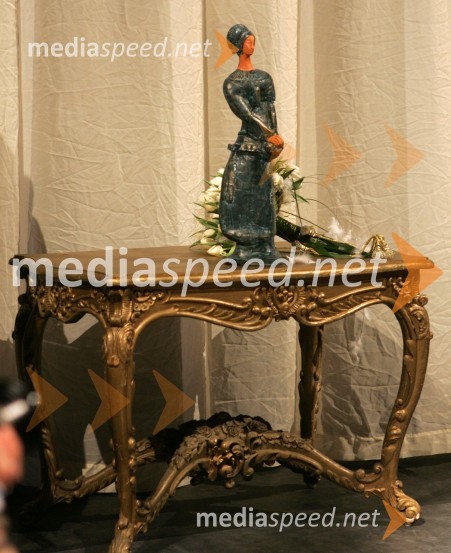 Kip, ki ga je prejela Slovenka leta 2005 - Mojca Senčar, predsednica slovenskega združenja za boj proti raku dojkSlovenka leta 2005