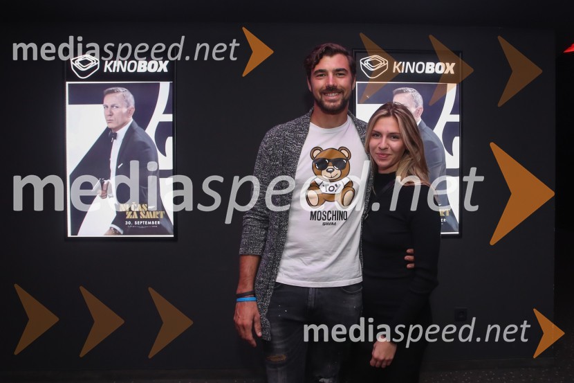 Olimpijec Žan Luka Zelko s spremljevalkoNi čas za smrt, premiera filma v Mariboxu