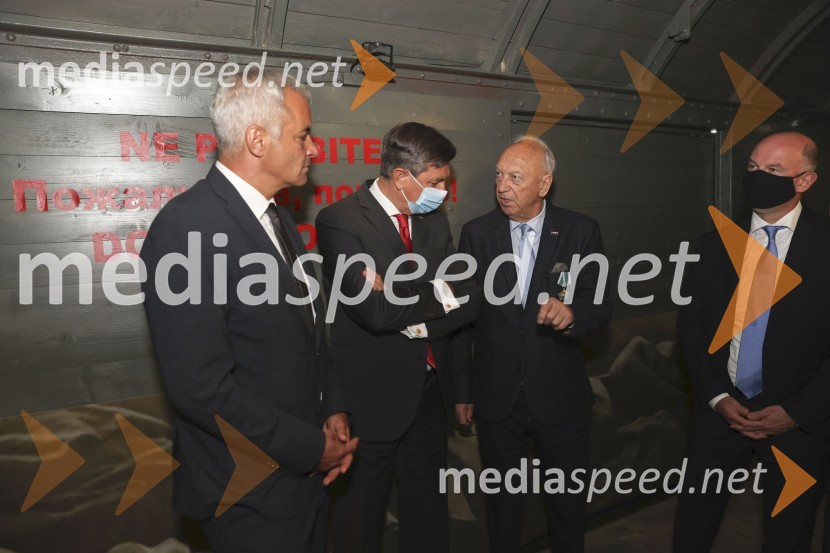  Saša Arsenovič, župan občine Maribor, podjetnik;  Borut Pahor, predsednik Republike Slovenije;  Janez  Ujčič, direktor Mednarodnega raziskovalnega centra druge svetovne vojne;  ... Odprtje muzeja Stalag XVIII-D, Maribor