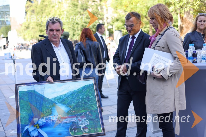  Janez Domanjko, v. d. ravnatelja Mladinskega doma Maribor;  Andrej  Tumpej, direktor Dravskih elektrarn Maribor;  Majna Šilih, vodja Službe za komuniciranje, Dravske elektrarne MariborDravske elektrarne Maribor ob 70. letnici odprle razstavo