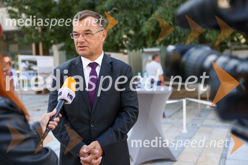  Andrej  Tumpej, direktor Dravskih elektrarn MariborDravske elektrarne Maribor ob 70. letnici odprle razstavo