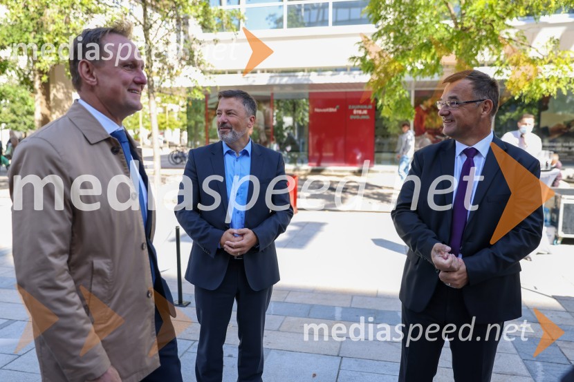 dr. Samo Peter Medved,  podžupan, Mestna občina Maribor ;  Andrej Kovač, tehnični direktor DEM;  Andrej  Tumpej, direktor Dravskih elektrarn MariborDravske elektrarne Maribor ob 70. letnici odprle razstavo