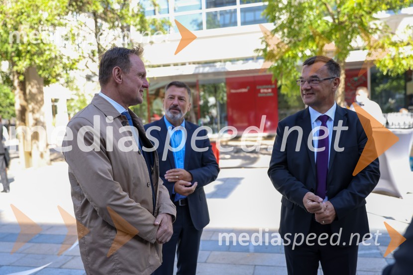 dr. Samo Peter Medved,  podžupan, Mestna občina Maribor ;  Andrej Kovač, tehnični direktor DEM;  Andrej  Tumpej, direktor Dravskih elektrarn MariborDravske elektrarne Maribor ob 70. letnici odprle razstavo