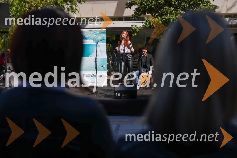  Eva Boto, pevkaDravske elektrarne Maribor ob 70. letnici odprle razstavo