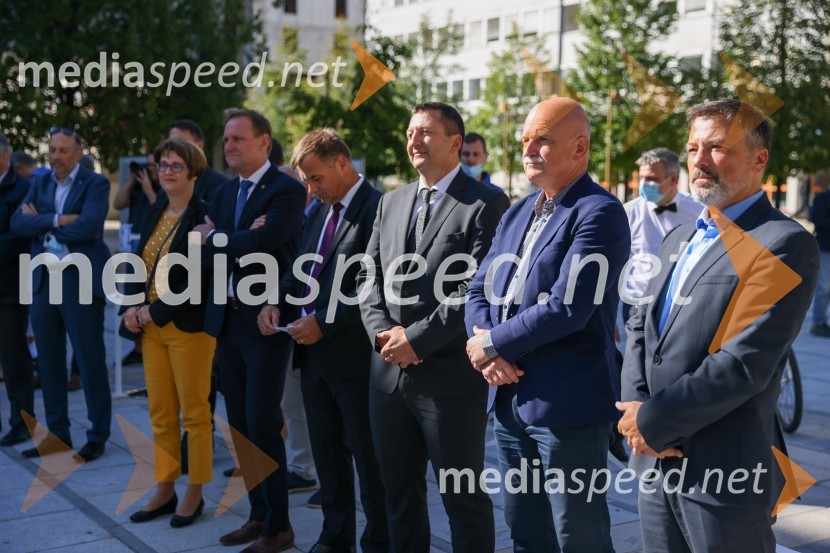  Lidija Divjak Mirnik, direktorica Študentskih domov UM, nekdanja mestna svetnica MOM (LPR); dr. Samo Peter Medved,  podžupan, Mestna občina Maribor ;  Andrej  Tumpej, direktor Dravskih elektrarn Maribor; dr. Viktor Vračar, generalni direktor HSE;  Franc Dover, direktor, Snaga d.o.o., Maribor;  Andrej Kovač, tehnični direktor DEMDravske elektrarne Maribor ob 70. letnici odprle razstavo