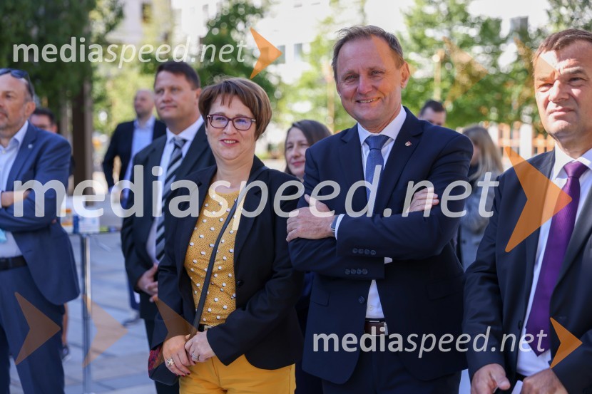  Lidija Divjak Mirnik, direktorica Študentskih domov UM, nekdanja mestna svetnica MOM (LPR); dr. Samo Peter Medved,  podžupan, Mestna občina Maribor ;  Andrej  Tumpej, direktor Dravskih elektrarn MariborDravske elektrarne Maribor ob 70. letnici odprle razstavo