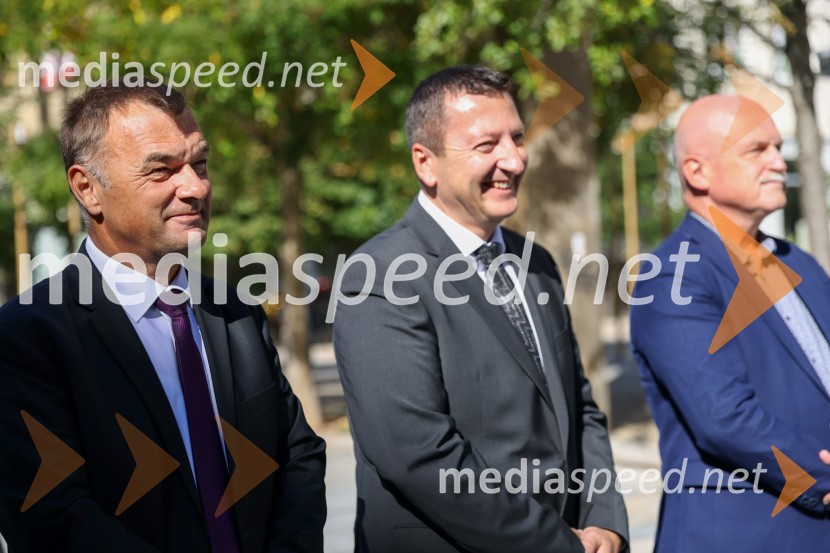  Andrej  Tumpej, direktor Dravskih elektrarn Maribor; dr. Viktor Vračar, generalni direktor HSE;  Franc Dover, direktor, Snaga d.o.o., MariborDravske elektrarne Maribor ob 70. letnici odprle razstavo