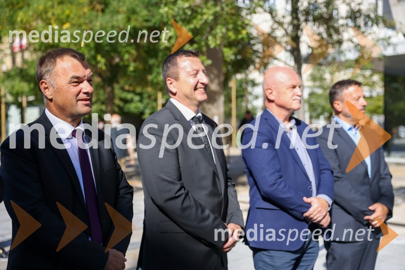  Andrej  Tumpej, direktor Dravskih elektrarn Maribor; dr. Viktor Vračar, generalni direktor HSE;  Franc Dover, direktor, Snaga d.o.o., Maribor;  Andrej Kovač, tehnični direktor DEMDravske elektrarne Maribor ob 70. letnici odprle razstavo