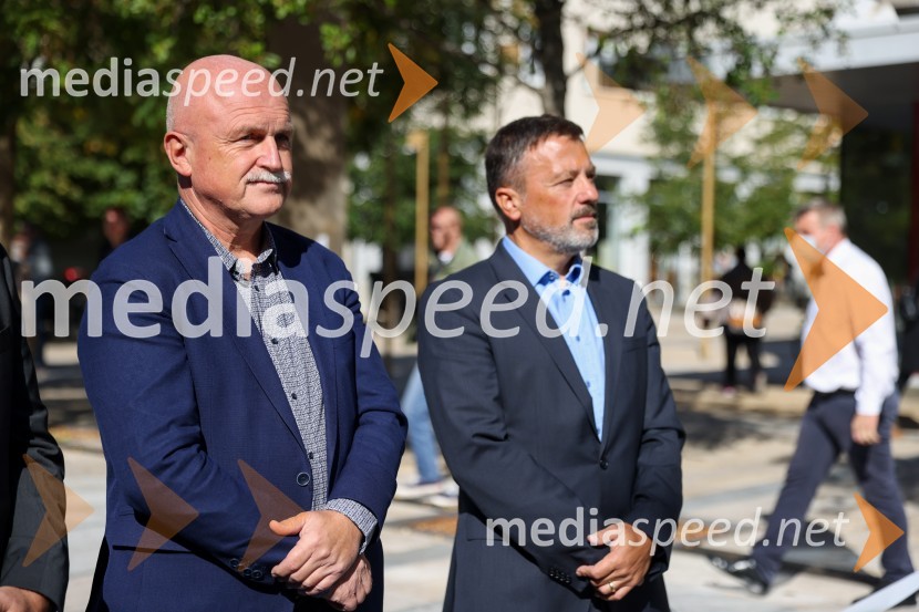  Franc Dover, direktor, Snaga d.o.o., Maribor;  Andrej Kovač, tehnični direktor DEMDravske elektrarne Maribor ob 70. letnici odprle razstavo