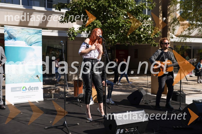  Eva Boto, pevkaDravske elektrarne Maribor ob 70. letnici odprle razstavo