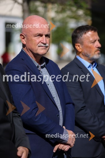  Franc Dover, direktor, Snaga d.o.o., Maribor;  Andrej Kovač, tehnični direktor DEMDravske elektrarne Maribor ob 70. letnici odprle razstavo