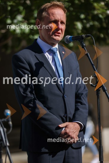 dr. Samo Peter Medved,  podžupan, Mestna občina Maribor Dravske elektrarne Maribor ob 70. letnici odprle razstavo