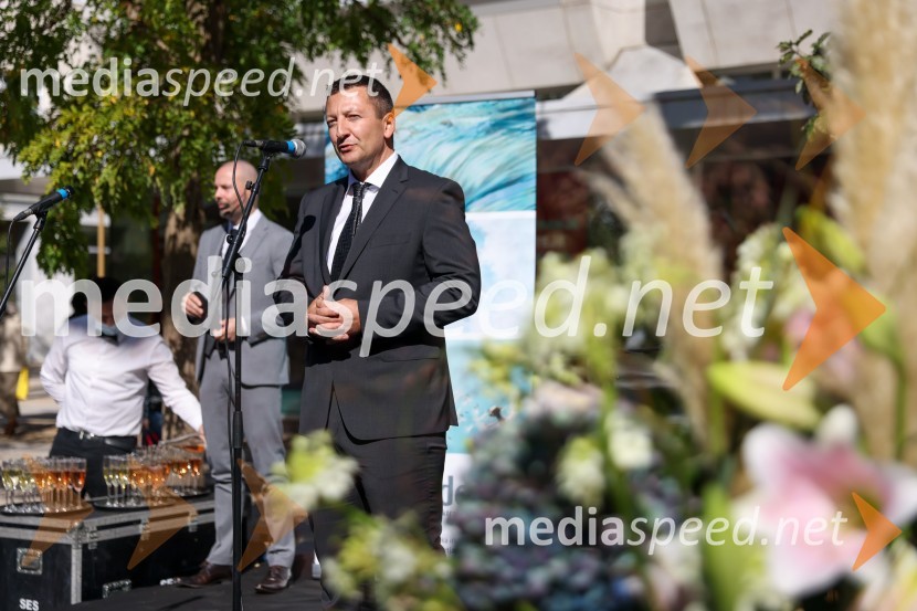 dr. Viktor Vračar, generalni direktor HSEDravske elektrarne Maribor ob 70. letnici odprle razstavo