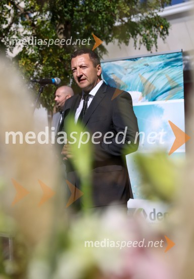 dr. Viktor Vračar, generalni direktor HSEDravske elektrarne Maribor ob 70. letnici odprle razstavo