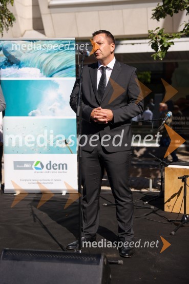 dr. Viktor Vračar, generalni direktor HSEDravske elektrarne Maribor ob 70. letnici odprle razstavo