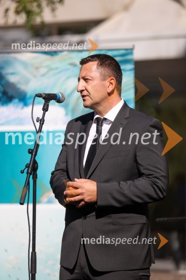 dr. Viktor Vračar, generalni direktor HSEDravske elektrarne Maribor ob 70. letnici odprle razstavo