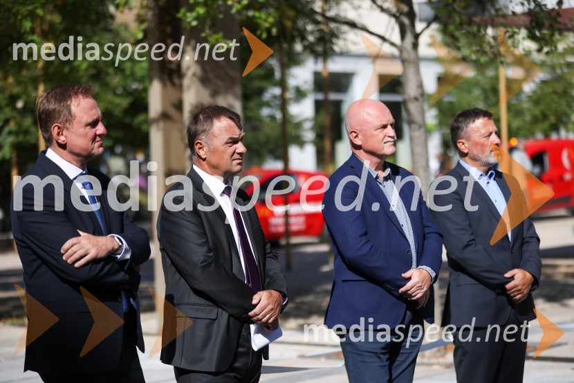 dr. Samo Peter Medved,  podžupan, Mestna občina Maribor ; dr. Viktor Vračar, generalni direktor HSE;  Franc Dover, direktor, Snaga d.o.o., Maribor;  Andrej Kovač, tehnični direktor DEMDravske elektrarne Maribor ob 70. letnici odprle razstavo