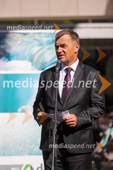  Andrej  Tumpej, direktor Dravskih elektrarn MariborDravske elektrarne Maribor ob 70. letnici odprle razstavo