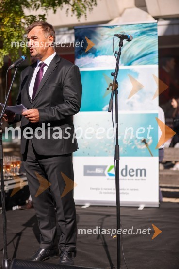  Andrej  Tumpej, direktor Dravskih elektrarn MariborDravske elektrarne Maribor ob 70. letnici odprle razstavo