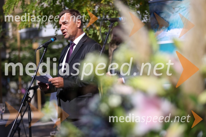  Andrej  Tumpej, direktor Dravskih elektrarn MariborDravske elektrarne Maribor ob 70. letnici odprle razstavo