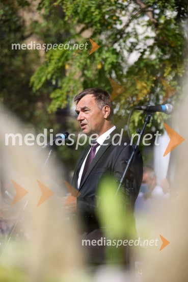  Andrej  Tumpej, direktor Dravskih elektrarn MariborDravske elektrarne Maribor ob 70. letnici odprle razstavo