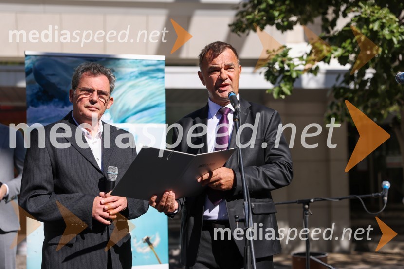  Janez Domanjko, v. d. ravnatelja Mladinskega doma Maribor;  Andrej  Tumpej, direktor Dravskih elektrarn MariborDravske elektrarne Maribor ob 70. letnici odprle razstavo