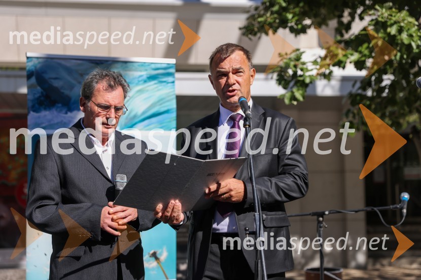  Janez Domanjko, v. d. ravnatelja Mladinskega doma Maribor;  Andrej  Tumpej, direktor Dravskih elektrarn MariborDravske elektrarne Maribor ob 70. letnici odprle razstavo