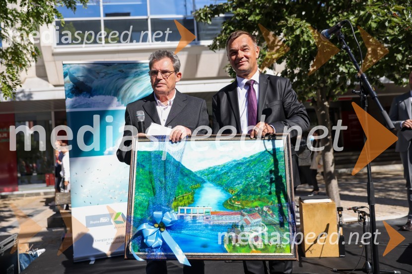  Janez Domanjko, v. d. ravnatelja Mladinskega doma Maribor;  Andrej  Tumpej, direktor Dravskih elektrarn MariborDravske elektrarne Maribor ob 70. letnici odprle razstavo