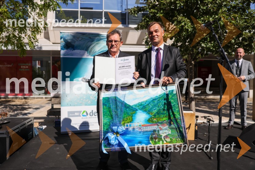  Janez Domanjko, v. d. ravnatelja Mladinskega doma Maribor;  Andrej  Tumpej, direktor Dravskih elektrarn MariborDravske elektrarne Maribor ob 70. letnici odprle razstavo