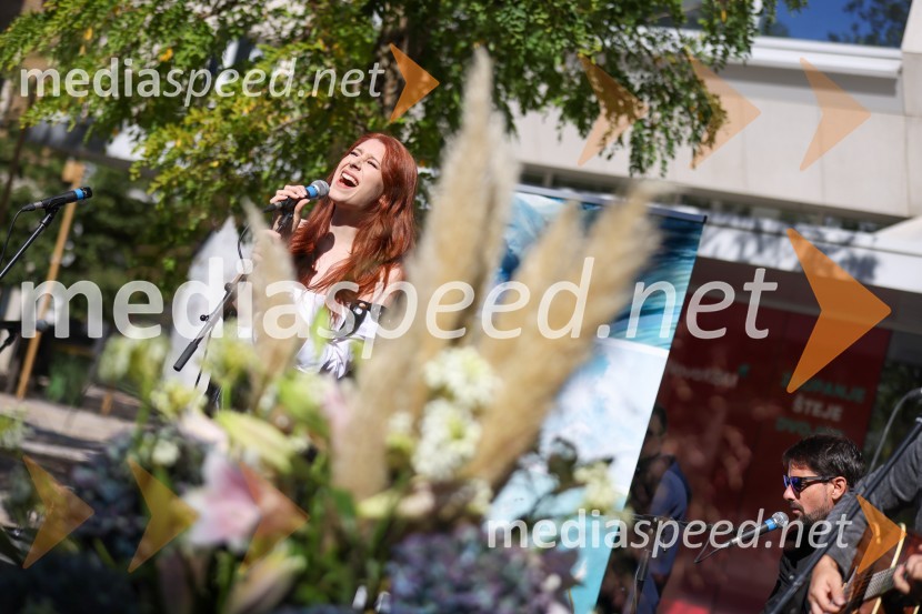  Eva Boto, pevkaDravske elektrarne Maribor ob 70. letnici odprle razstavo