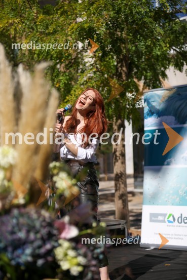  Eva Boto, pevkaDravske elektrarne Maribor ob 70. letnici odprle razstavo