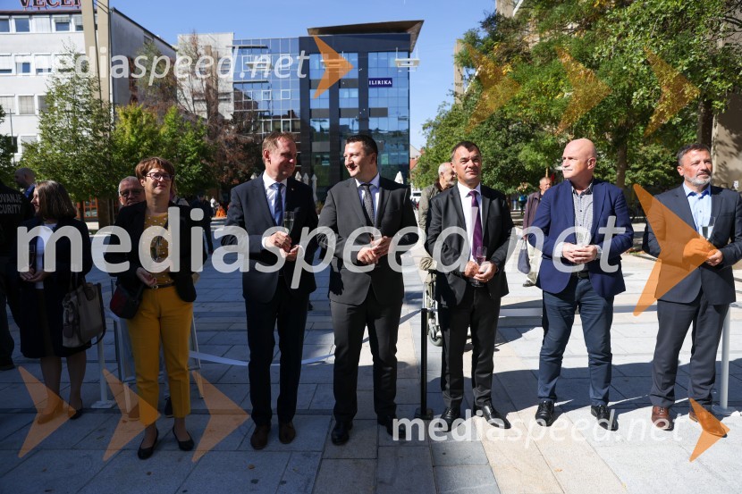  Lidija Divjak Mirnik, poslanka DZ Republike Slovenije; dr. Samo Peter Medved,  podžupan, Mestna občina Maribor ; dr. Viktor Vračar, generalni direktor HSE;  Andrej  Tumpej, direktor Dravskih elektrarn Maribor;  Franc Dover, direktor, Snaga d.o.o., Maribor;  Andrej Kovač, tehnični direktor DEMDravske elektrarne Maribor ob 70. letnici odprle razstavo