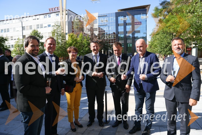  Miha Klančar, direktor za področje prodaje in marketinga, Večer d.d.; dr. Samo Peter Medved,  podžupan, Mestna občina Maribor ;  Lidija Divjak Mirnik, direktorica Študentskih domov UM, nekdanja mestna svetnica MOM (LPR); dr. Viktor Vračar, generalni direktor HSE;  Andrej  Tumpej, direktor Dravskih elektrarn Maribor;  Franc Dover, direktor, Snaga d.o.o., Maribor;  Andrej Kovač, tehnični direktor DEMDravske elektrarne Maribor ob 70. letnici odprle razstavo