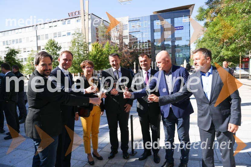  Miha Klančar, direktor za področje prodaje in marketinga, Večer d.d.; dr. Samo Peter Medved,  podžupan, Mestna občina Maribor ;  Lidija Divjak Mirnik, direktorica Študentskih domov UM, nekdanja mestna svetnica MOM (LPR); dr. Viktor Vračar, generalni direktor HSE;  Andrej  Tumpej, direktor Dravskih elektrarn Maribor;  Franc Dover, direktor, Snaga d.o.o., Maribor;  Andrej Kovač, tehnični direktor DEMDravske elektrarne Maribor ob 70. letnici odprle razstavo