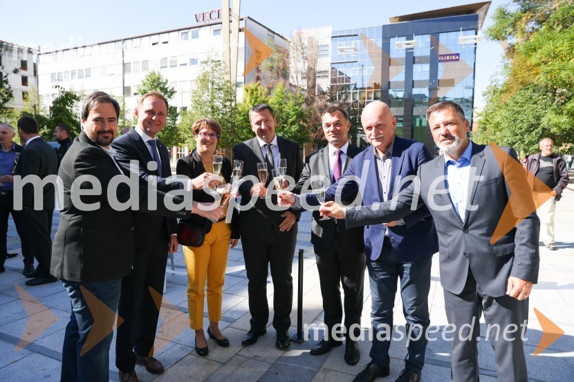  Miha Klančar, direktor za področje prodaje in marketinga, Večer d.d.; dr. Samo Peter Medved,  podžupan, Mestna občina Maribor ;  Lidija Divjak Mirnik, direktorica Študentskih domov UM, nekdanja mestna svetnica MOM (LPR); dr. Viktor Vračar, generalni direktor HSE;  Andrej  Tumpej, direktor Dravskih elektrarn Maribor;  Franc Dover, direktor, Snaga d.o.o., Maribor;  Andrej Kovač, tehnični direktor DEMDravske elektrarne Maribor ob 70. letnici odprle razstavo