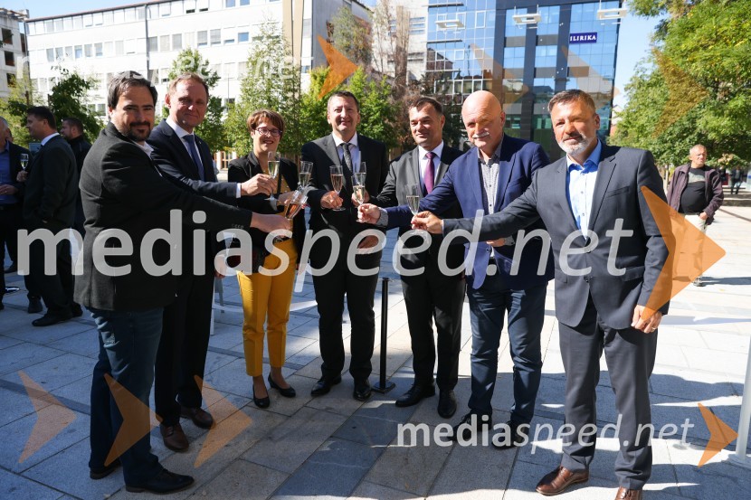  Miha Klančar, direktor za področje prodaje in marketinga, Večer d.d.; dr. Samo Peter Medved,  podžupan, Mestna občina Maribor ;  Lidija Divjak Mirnik, direktorica Študentskih domov UM, nekdanja mestna svetnica MOM (LPR); dr. Viktor Vračar, generalni direktor HSE;  Andrej  Tumpej, direktor Dravskih elektrarn Maribor;  Franc Dover, direktor, Snaga d.o.o., Maribor;  Andrej Kovač, tehnični direktor DEMDravske elektrarne Maribor ob 70. letnici odprle razstavo