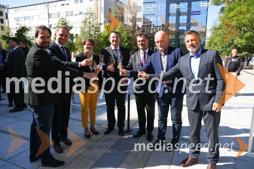  Miha Klančar, direktor za področje prodaje in marketinga, Večer d.d.; dr. Samo Peter Medved,  podžupan, Mestna občina Maribor ;  Lidija Divjak Mirnik, direktorica Študentskih domov UM, nekdanja mestna svetnica MOM (LPR); dr. Viktor Vračar, generalni direktor HSE;  Andrej  Tumpej, direktor Dravskih elektrarn Maribor;  Franc Dover, direktor, Snaga d.o.o., Maribor;  Andrej Kovač, tehnični direktor DEMDravske elektrarne Maribor ob 70. letnici odprle razstavo