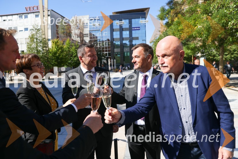  Lidija Divjak Mirnik, direktorica Študentskih domov UM, nekdanja mestna svetnica MOM (LPR); dr. Viktor Vračar, generalni direktor HSE;  Andrej  Tumpej, direktor Dravskih elektrarn Maribor;  Franc Dover, direktor, Snaga d.o.o., MariborDravske elektrarne Maribor ob 70. letnici odprle razstavo