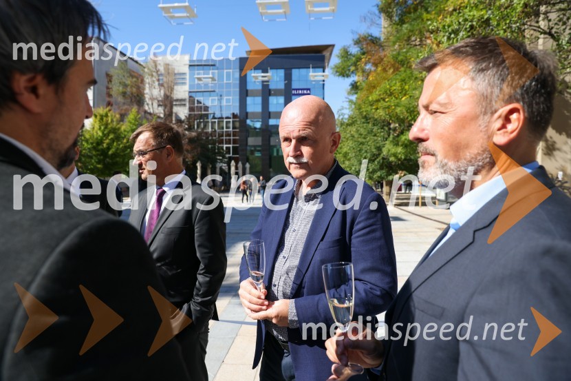 Andrej  Tumpej, direktor Dravskih elektrarn Maribor;  Franc Dover, direktor, Snaga d.o.o., Maribor;  Andrej Kovač, tehnični direktor DEMDravske elektrarne Maribor ob 70. letnici odprle razstavo