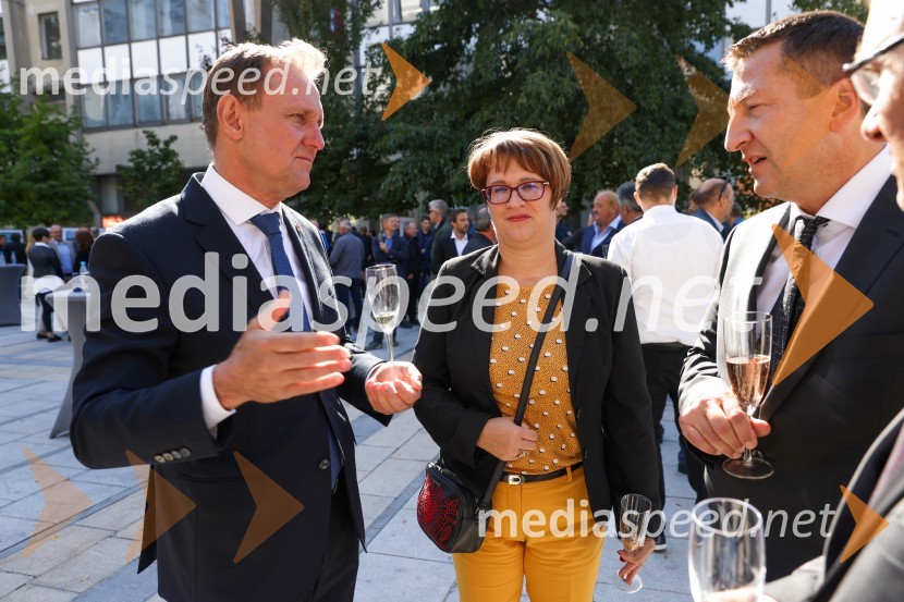 dr. Samo Peter Medved,  podžupan, Mestna občina Maribor ;  Lidija Divjak Mirnik, direktorica Študentskih domov UM, nekdanja mestna svetnica MOM (LPR); dr. Viktor Vračar, generalni direktor HSEDravske elektrarne Maribor ob 70. letnici odprle razstavo