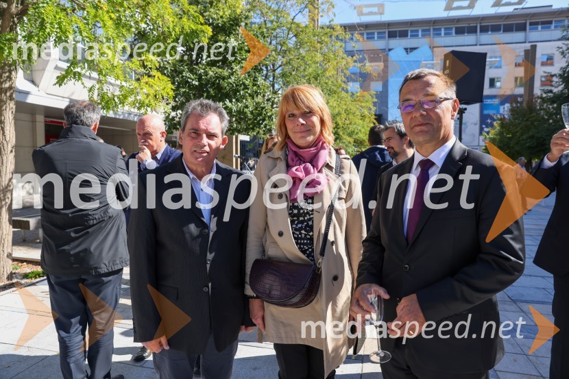  Janez Domanjko, v. d. ravnatelja Mladinskega doma Maribor;  Majna Šilih, vodja Službe za komuniciranje, Dravske elektrarne Maribor;  Andrej  Tumpej, direktor Dravskih elektrarn MariborDravske elektrarne Maribor ob 70. letnici odprle razstavo