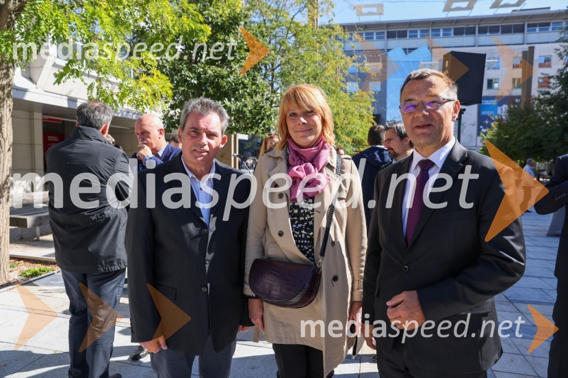  Janez Domanjko, v. d. ravnatelja Mladinskega doma Maribor;  Majna Šilih, vodja Službe za komuniciranje, Dravske elektrarne Maribor;  Andrej  Tumpej, direktor Dravskih elektrarn MariborDravske elektrarne Maribor ob 70. letnici odprle razstavo