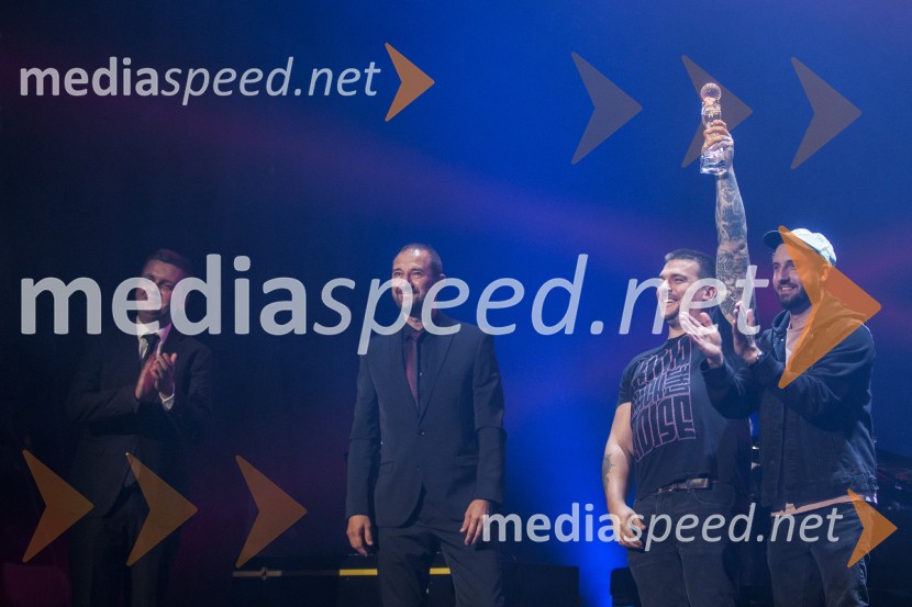  Robert Levstek,  odgovorni urednik Radia Maribor, moderator prireditev;  Mirko Štular, direktor Radia Slovenija;  Matej Kosmačin, Alo!Stari;  Tine Matjašič, Alo!StariFrišno / Fresh – 1. Dan nove slovenske glasbe