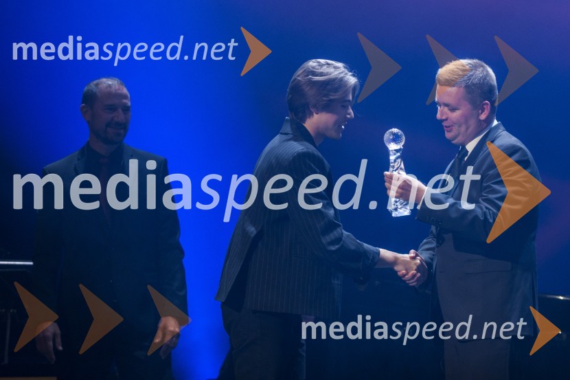  Mirko Štular, direktor Radia Slovenija;  Bojan Cvjetićanin, Joker Out;  Robert Levstek,  odgovorni urednik Radia Maribor, moderator prireditevFrišno / Fresh – 1. Dan nove slovenske glasbe