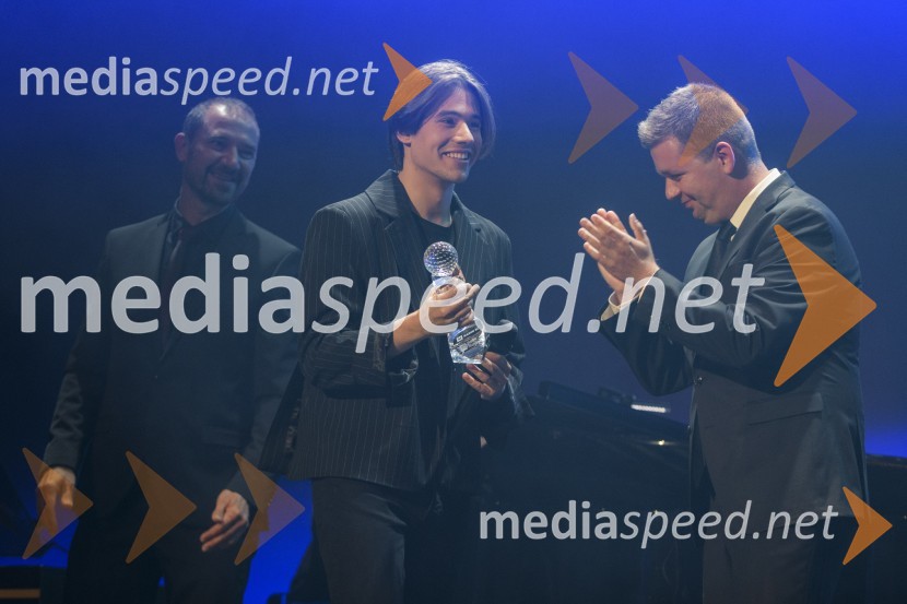  Mirko Štular, direktor Radia Slovenija;  Bojan Cvjetićanin, Joker Out;  Robert Levstek,  odgovorni urednik Radia Maribor, moderator prireditevFrišno / Fresh – 1. Dan nove slovenske glasbe