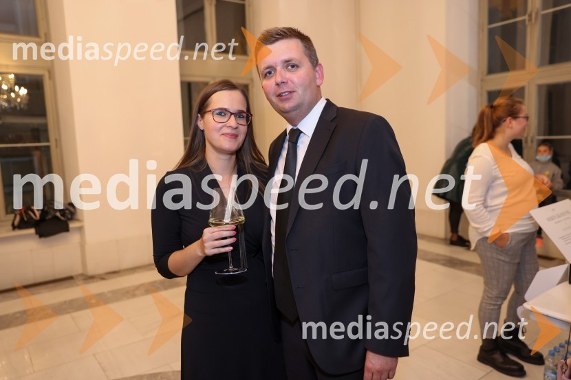  Jasmina Bauman, novinarka, Radio Maribor;  Robert Levstek,  odgovorni urednik Radia Maribor, moderator prireditevFrišno / Fresh – 1. Dan nove slovenske glasbe