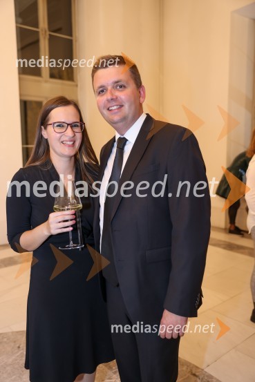  Jasmina Bauman, novinarka, Radio Maribor;  Robert Levstek,  odgovorni urednik Radia Maribor, moderator prireditevFrišno / Fresh – 1. Dan nove slovenske glasbe