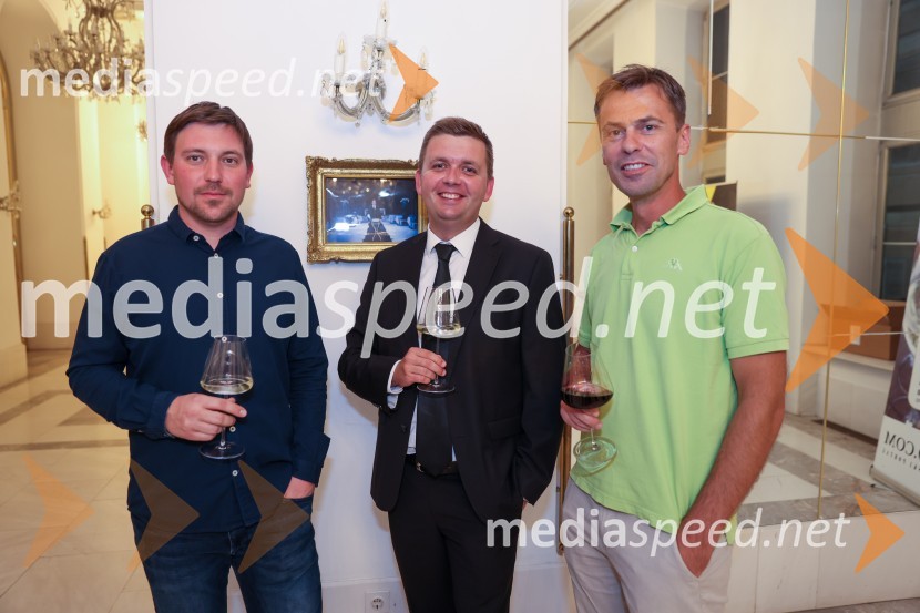  ... ;  Robert Levstek,  odgovorni urednik Radia Maribor, moderator prireditev;  Darko Pukl, glavni urednik, Radio SiFrišno / Fresh – 1. Dan nove slovenske glasbe