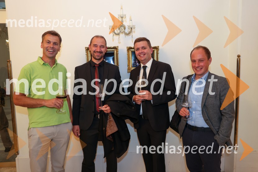  Darko Pukl, glavni urednik, Radio Si;  ... ;  Robert Levstek,  odgovorni urednik Radia Maribor, moderator prireditev;  ... Frišno / Fresh – 1. Dan nove slovenske glasbe